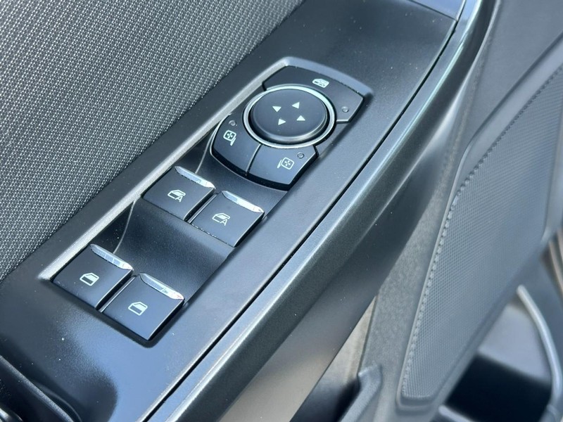 Ford F-150 Vehicle Full-screen Gallery Image 16