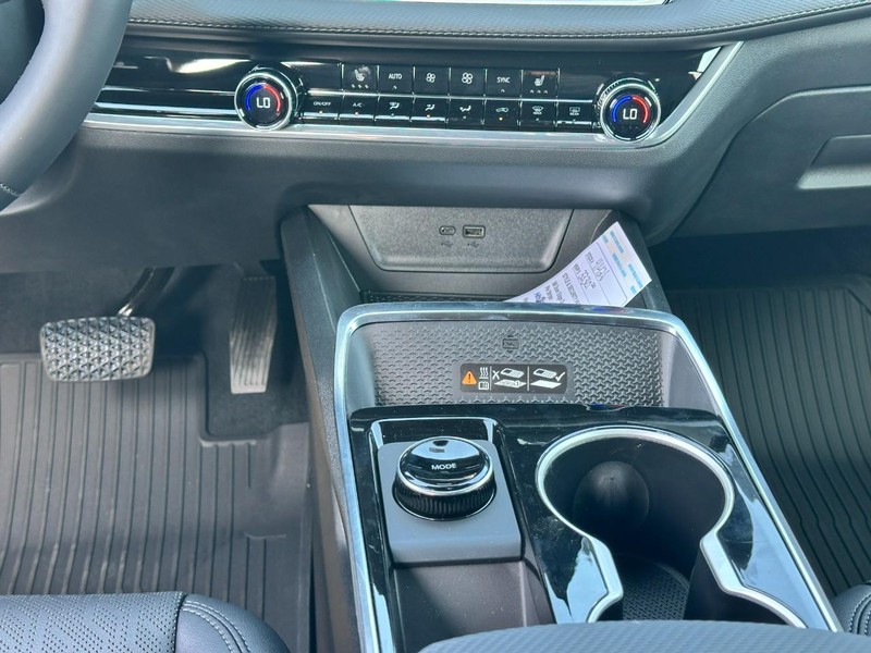 Chevrolet Equinox Vehicle Full-screen Gallery Image 8