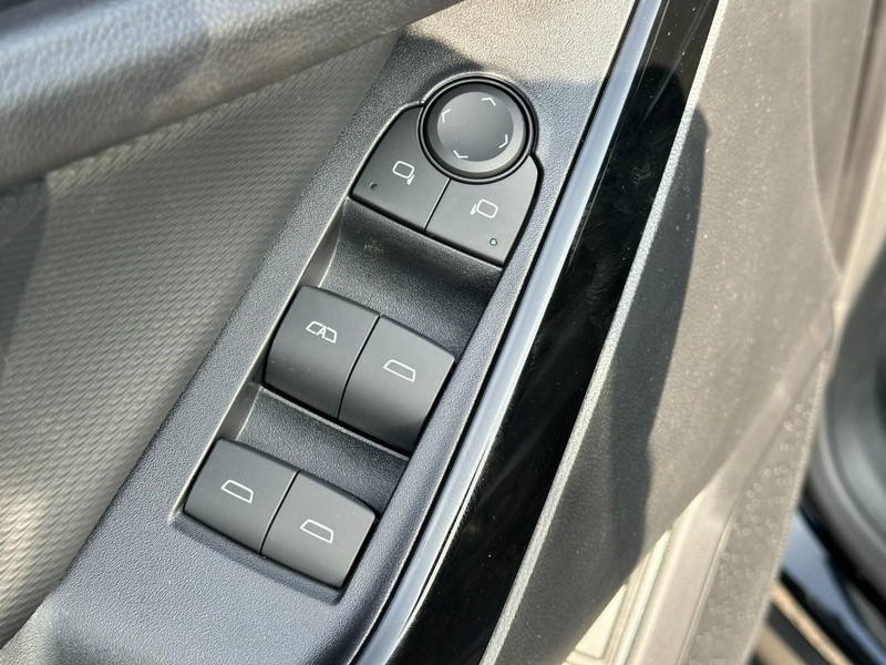 Chevrolet Equinox Vehicle Full-screen Gallery Image 9