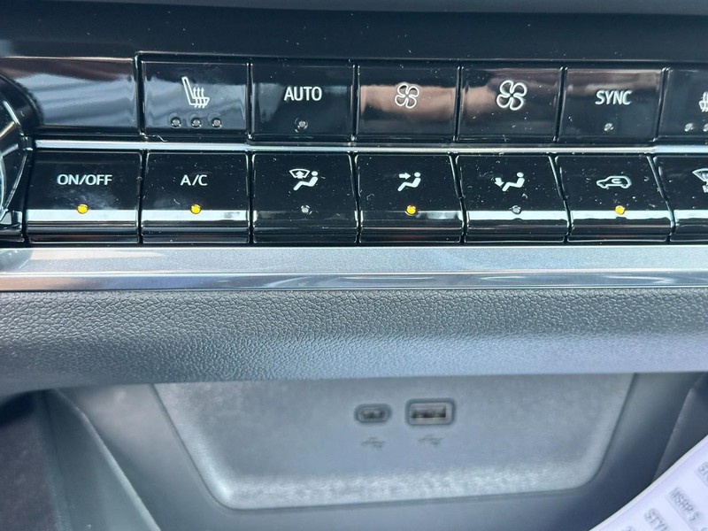 Chevrolet Equinox Vehicle Full-screen Gallery Image 13