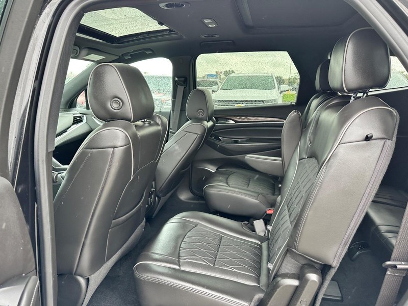 Buick Enclave Vehicle Full-screen Gallery Image 09