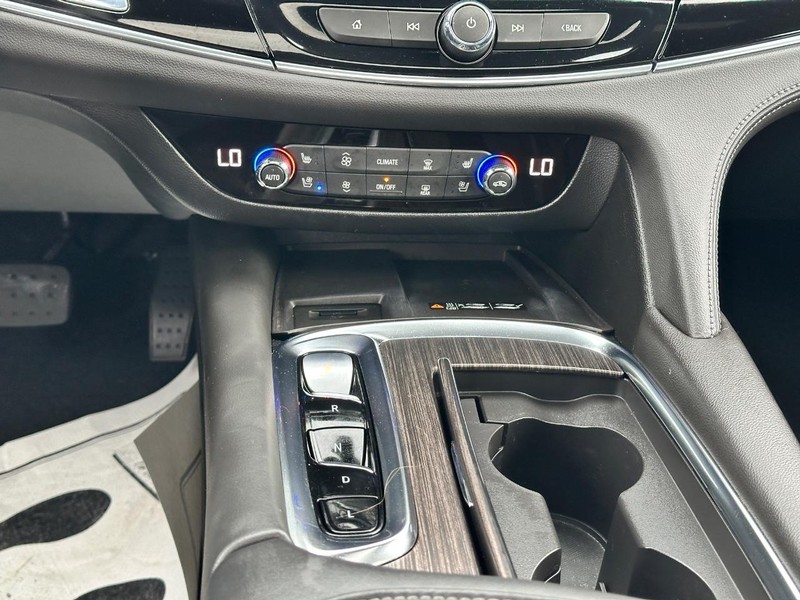 Buick Enclave Vehicle Full-screen Gallery Image 16