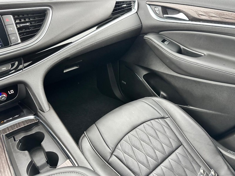 Buick Enclave Vehicle Full-screen Gallery Image 17