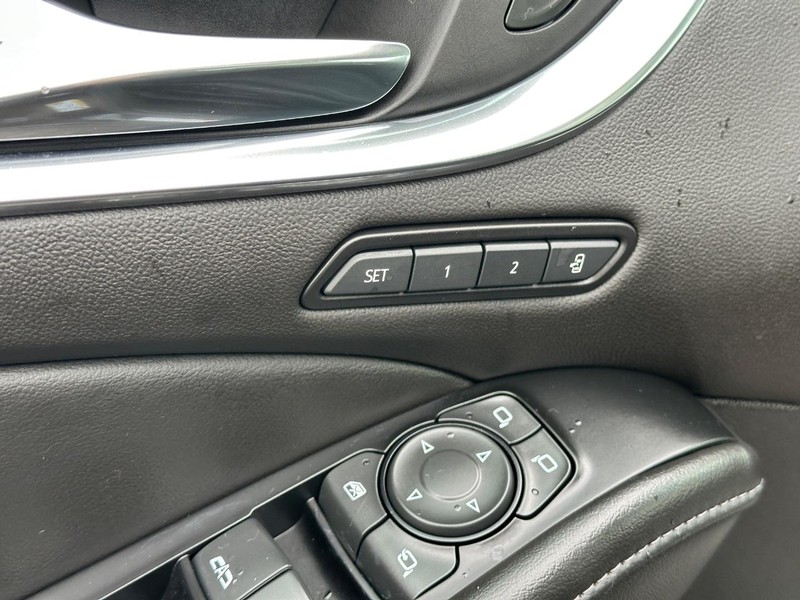 Buick Enclave Vehicle Full-screen Gallery Image 19