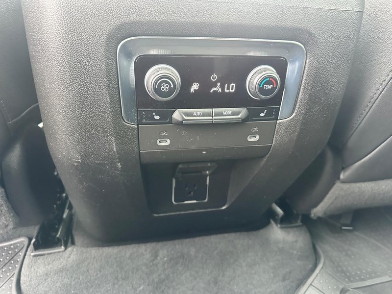 Chevrolet Tahoe Vehicle Full-screen Gallery Image 11