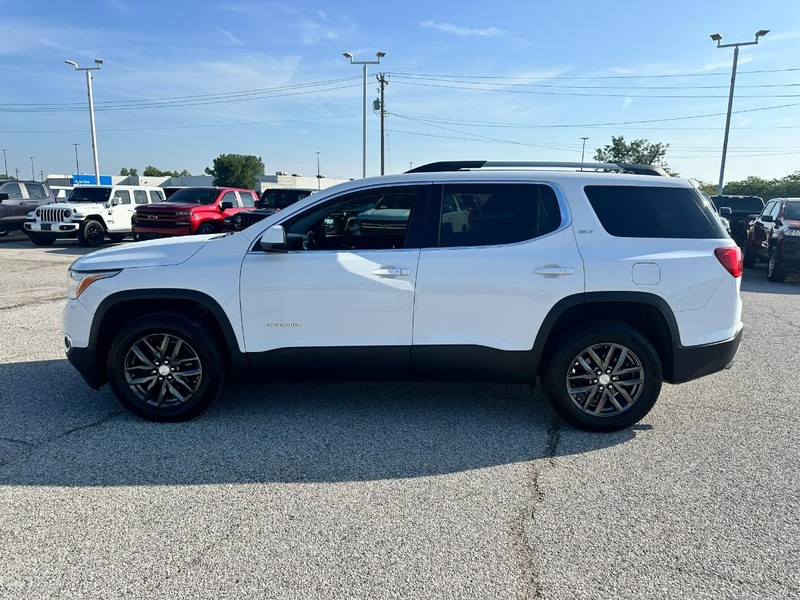 GMC Acadia Vehicle Full-screen Gallery Image 2