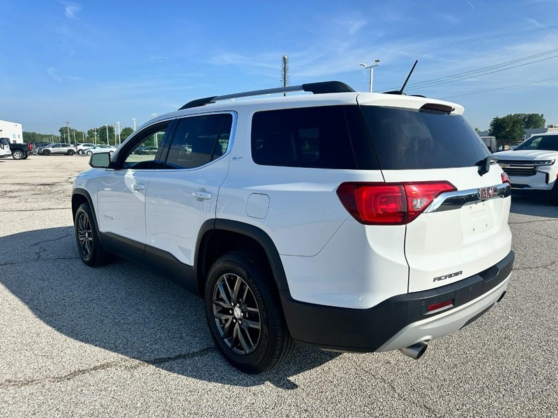 GMC Acadia Vehicle Full-screen Gallery Image 3