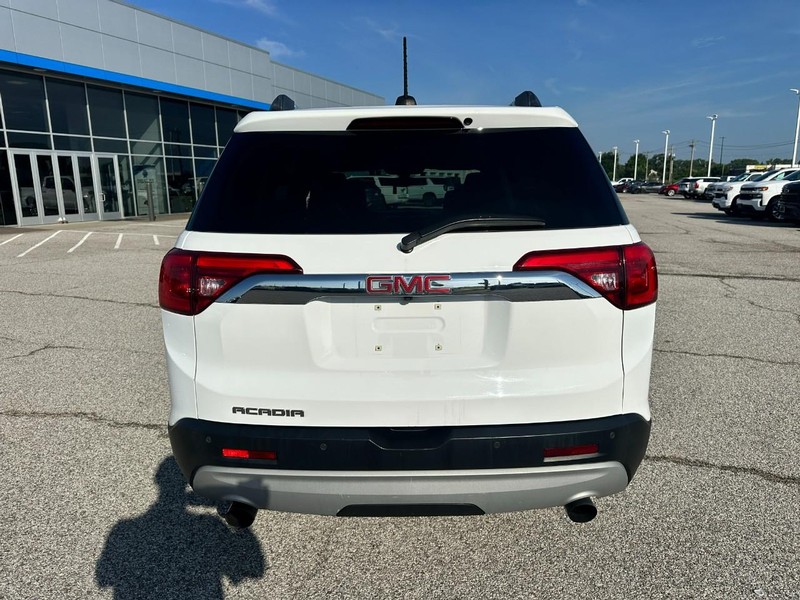GMC Acadia Vehicle Full-screen Gallery Image 4