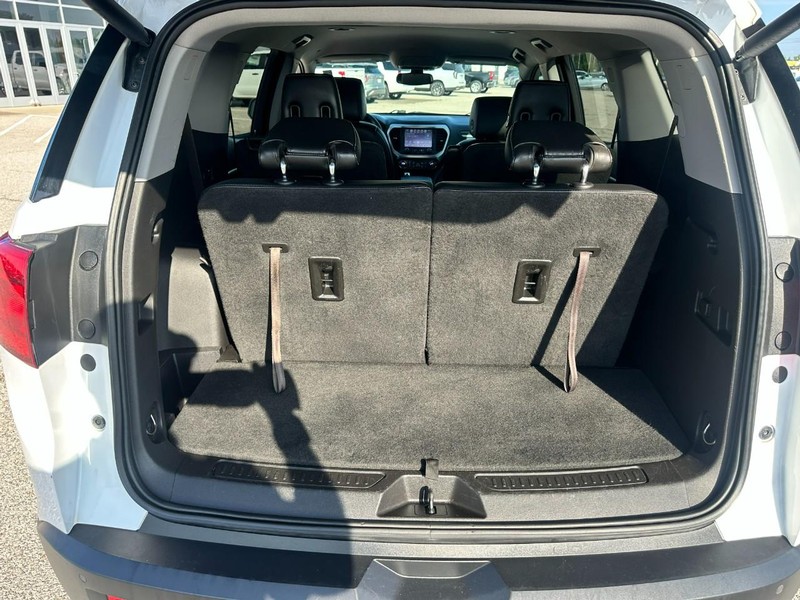 GMC Acadia Vehicle Full-screen Gallery Image 5