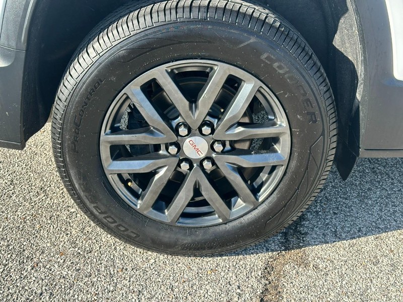 GMC Acadia Vehicle Full-screen Gallery Image 6