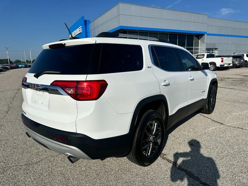 GMC Acadia Vehicle Full-screen Gallery Image 7