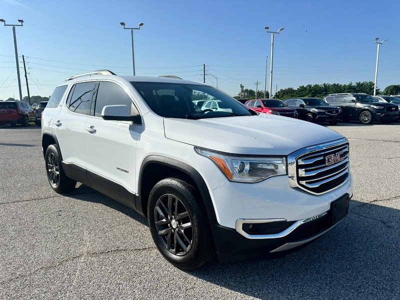 GMC Acadia Vehicle Full-screen Gallery Image 8