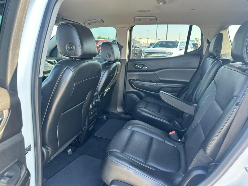 GMC Acadia Vehicle Full-screen Gallery Image 11
