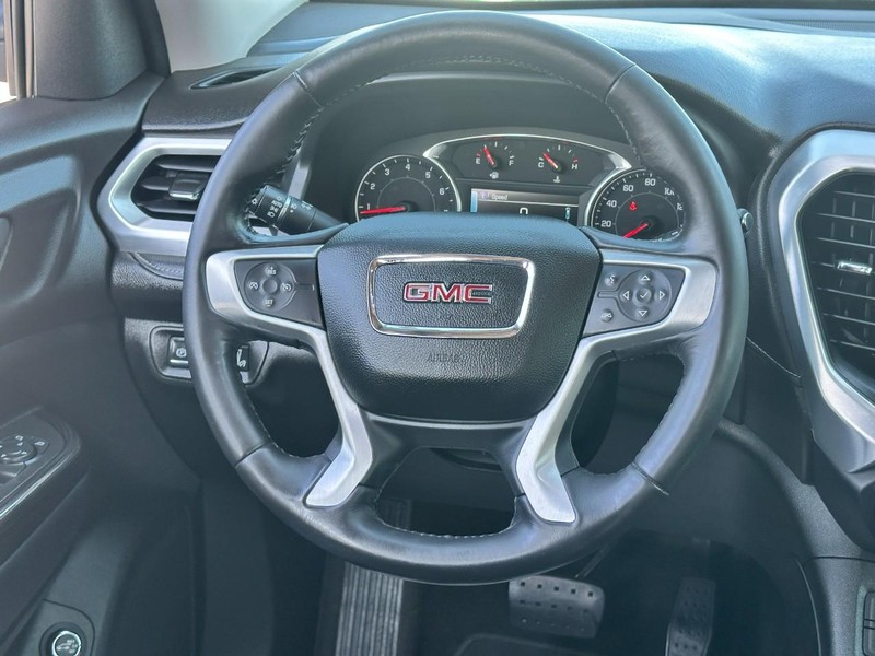 GMC Acadia Vehicle Full-screen Gallery Image 14