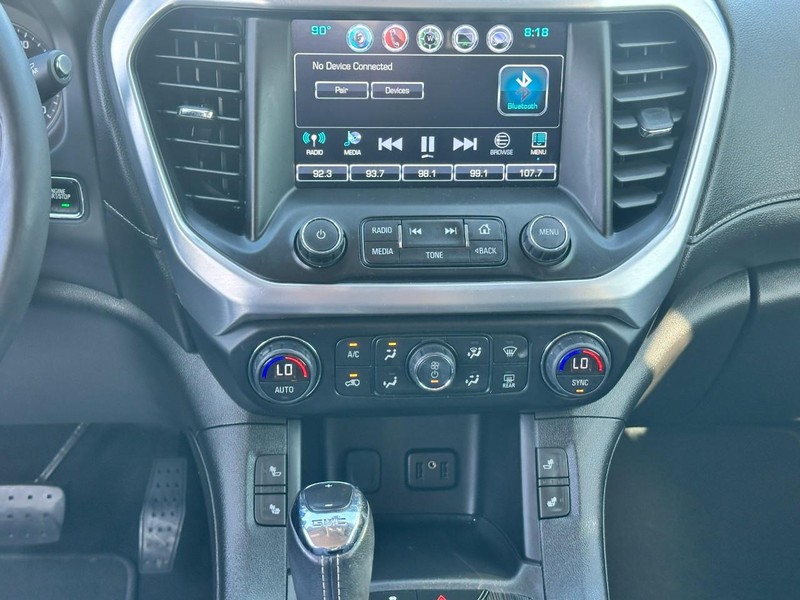 GMC Acadia Vehicle Full-screen Gallery Image 15