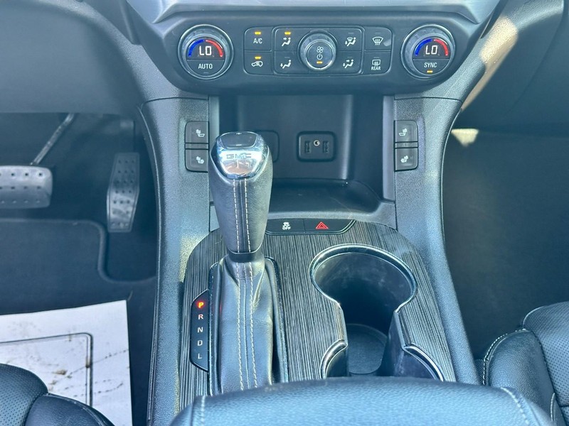 GMC Acadia Vehicle Full-screen Gallery Image 16