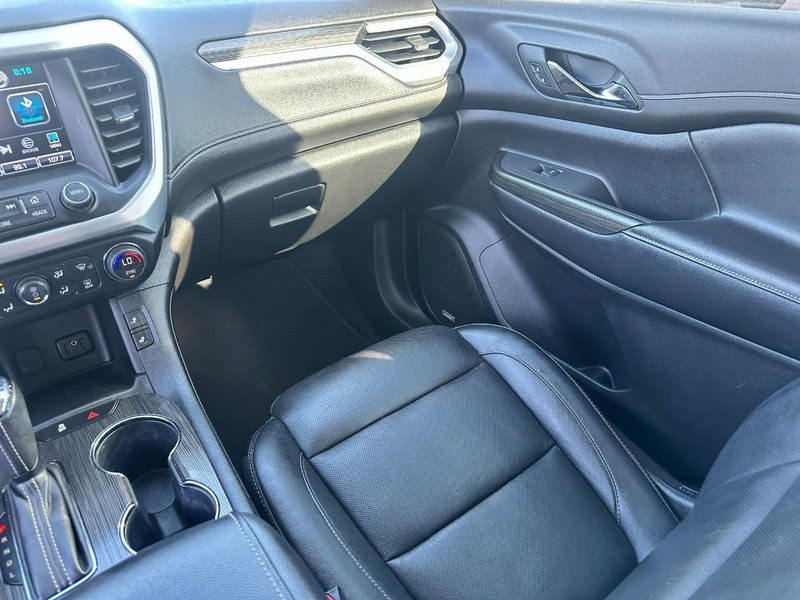 GMC Acadia Vehicle Full-screen Gallery Image 17