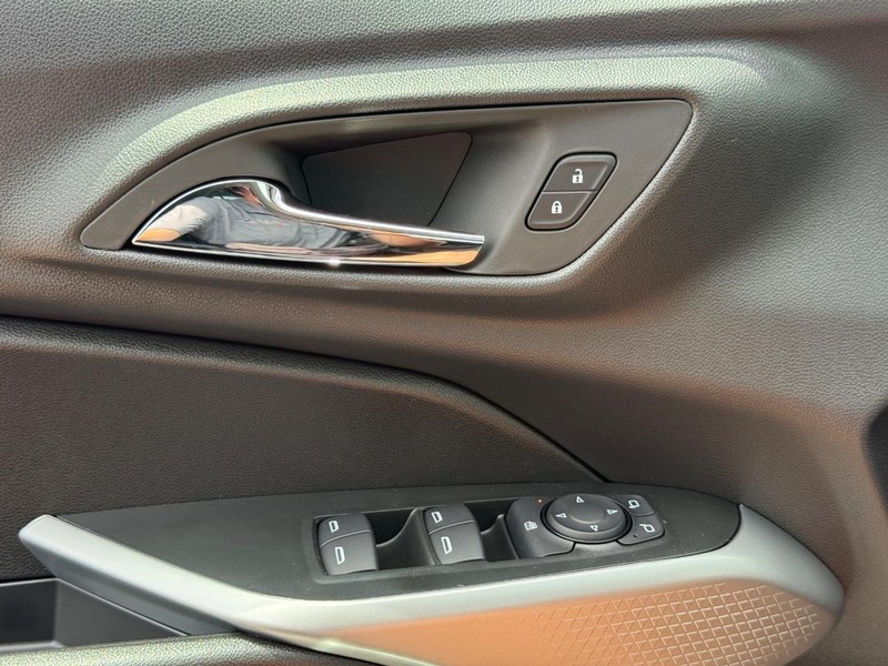 Chevrolet Trax Vehicle Full-screen Gallery Image 16