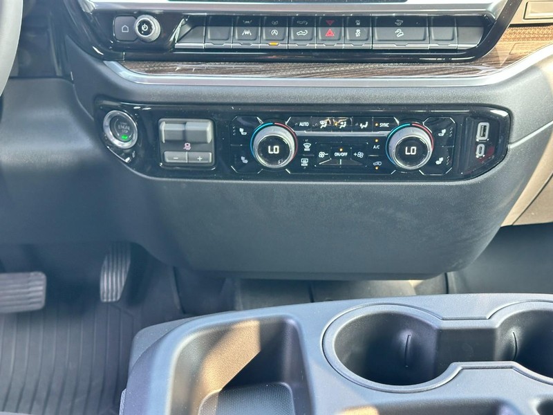 Chevrolet Silverado 1500 Vehicle Full-screen Gallery Image 8