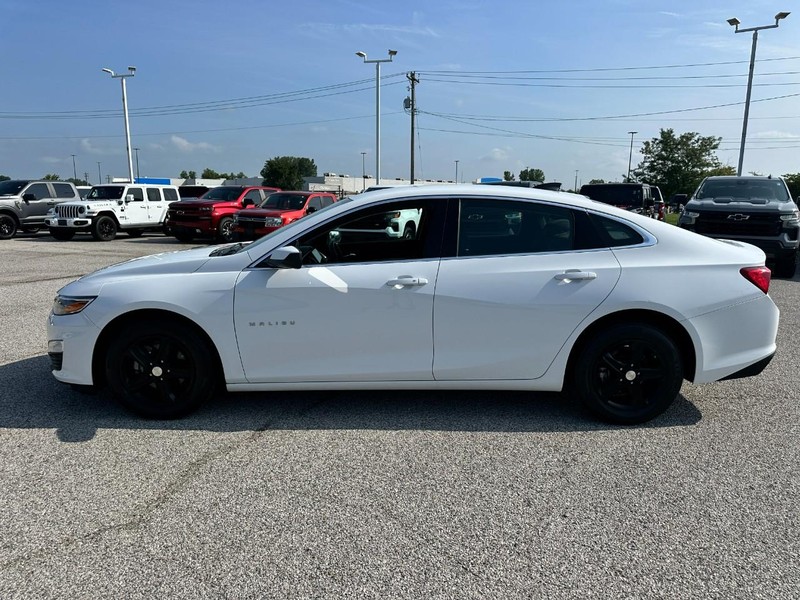 Chevrolet Malibu Vehicle Full-screen Gallery Image 2