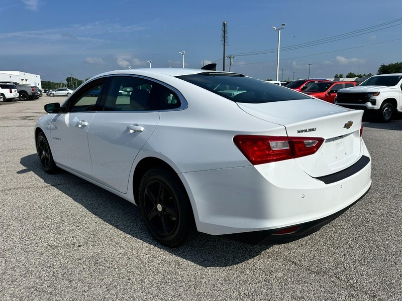 Chevrolet Malibu Vehicle Full-screen Gallery Image 3