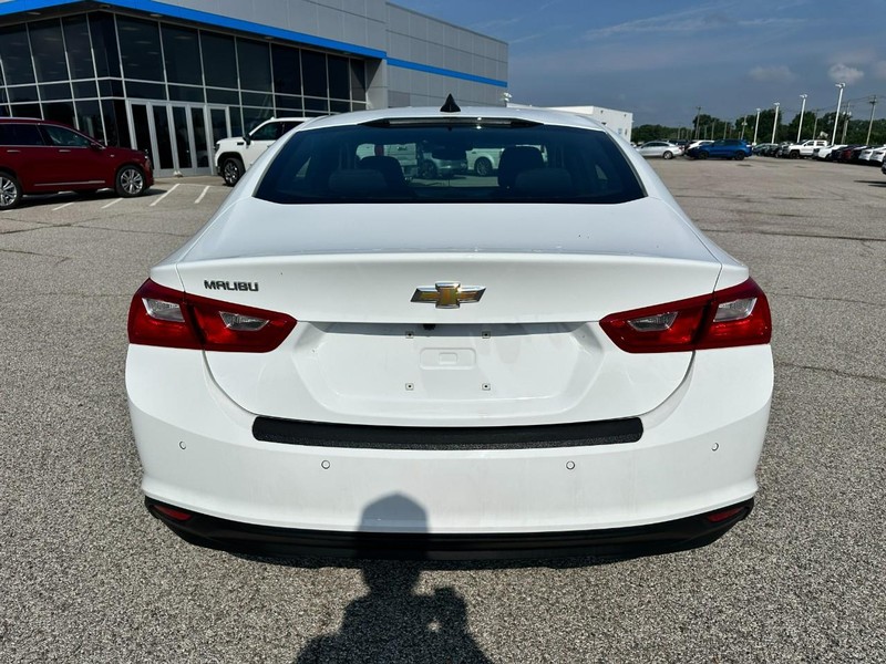 Chevrolet Malibu Vehicle Full-screen Gallery Image 4
