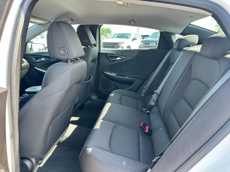 Chevrolet Malibu Vehicle Full-screen Gallery Image 10