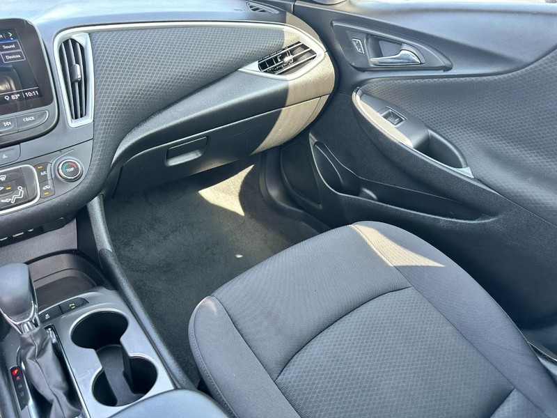 Chevrolet Malibu Vehicle Full-screen Gallery Image 15