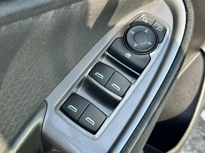 Chevrolet Malibu Vehicle Full-screen Gallery Image 16