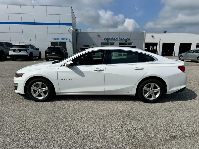 Chevrolet Malibu Vehicle Full-screen Gallery Image 2