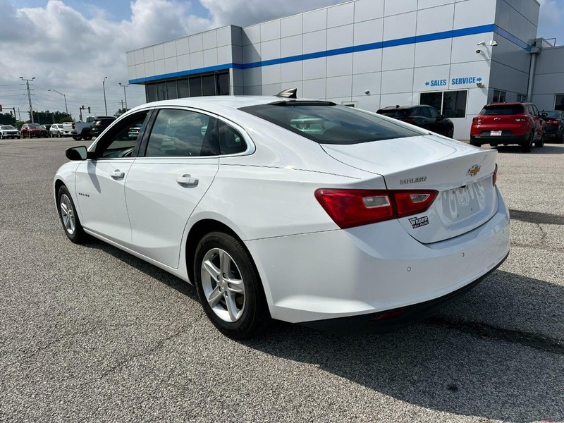 Chevrolet Malibu Vehicle Full-screen Gallery Image 3