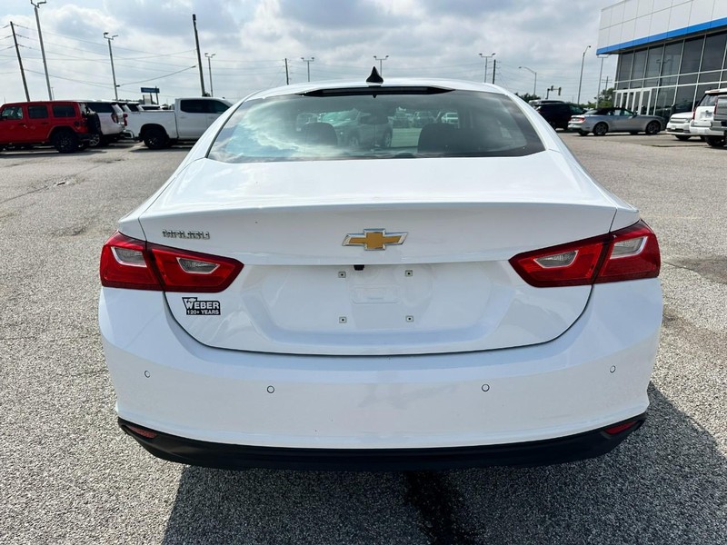 Chevrolet Malibu Vehicle Full-screen Gallery Image 4