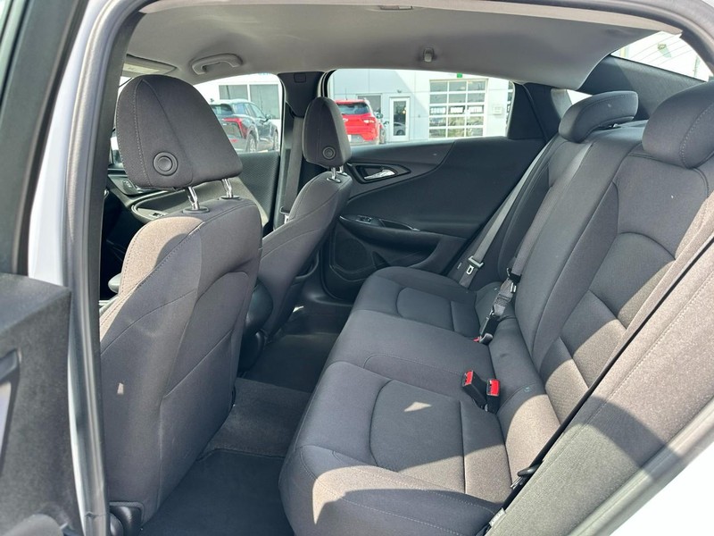 Chevrolet Malibu Vehicle Full-screen Gallery Image 10