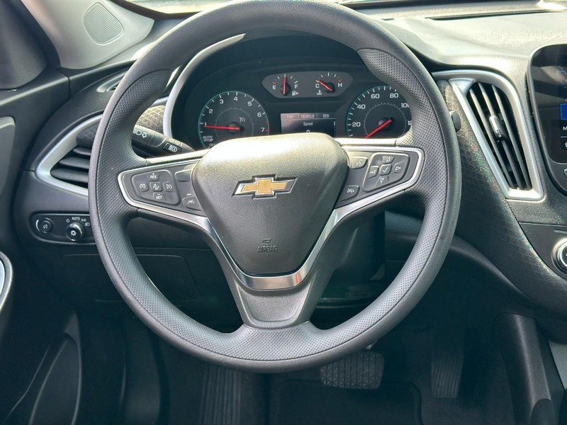 Chevrolet Malibu Vehicle Full-screen Gallery Image 12