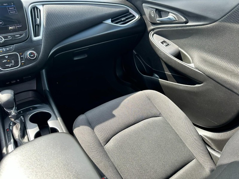 Chevrolet Malibu Vehicle Full-screen Gallery Image 15