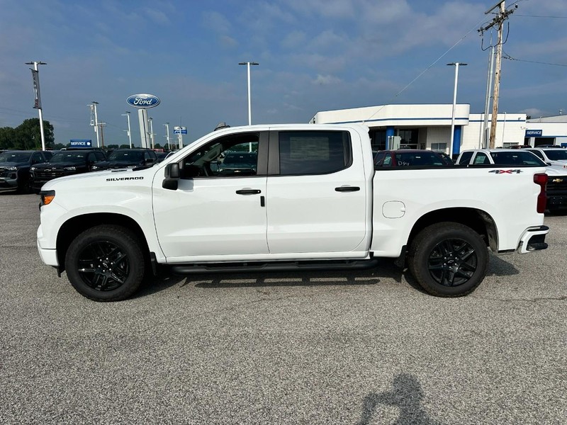 Chevrolet Silverado 1500 Vehicle Full-screen Gallery Image 2