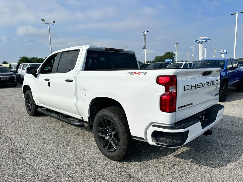Chevrolet Silverado 1500 Vehicle Full-screen Gallery Image 3