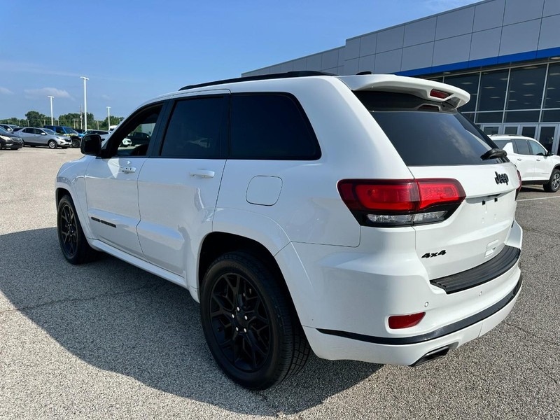 Jeep Grand Cherokee Vehicle Full-screen Gallery Image 3
