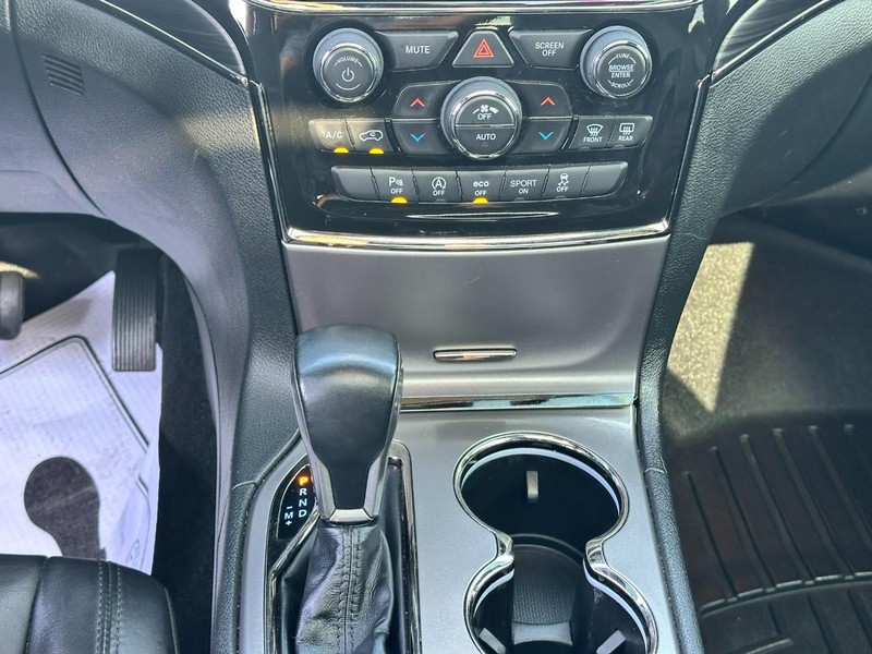 Jeep Grand Cherokee Vehicle Full-screen Gallery Image 16