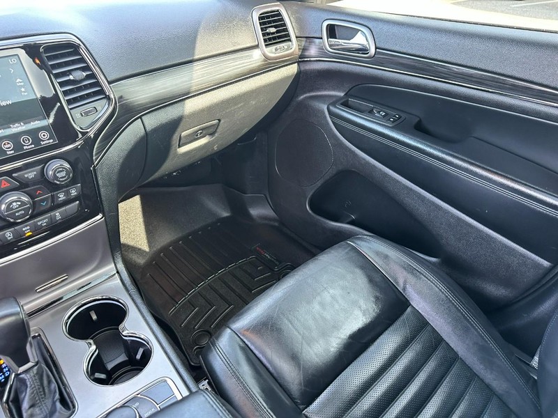 Jeep Grand Cherokee Vehicle Full-screen Gallery Image 17