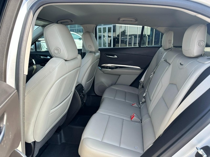 Cadillac XT4 Vehicle Full-screen Gallery Image 10