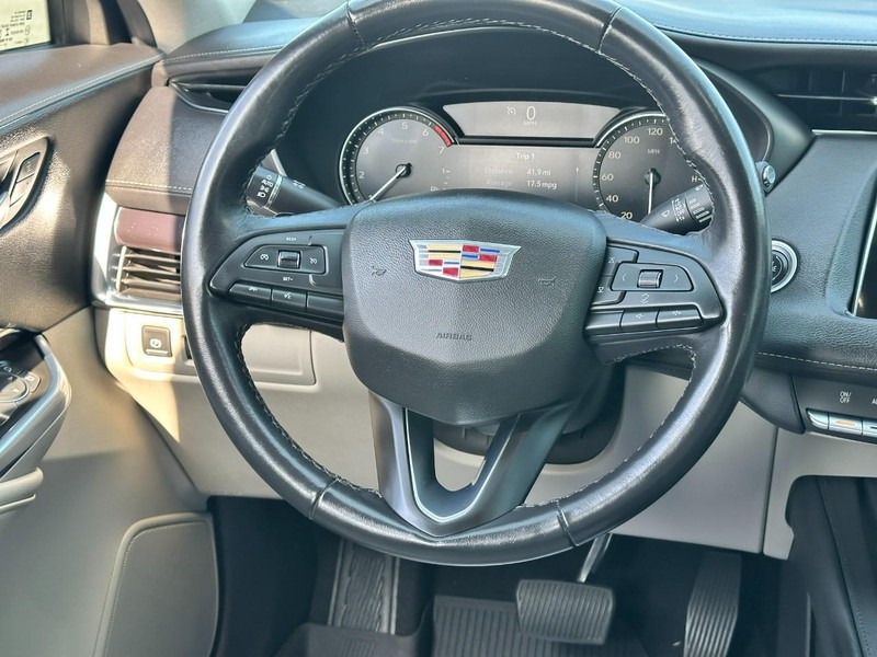 Cadillac XT4 Vehicle Full-screen Gallery Image 12