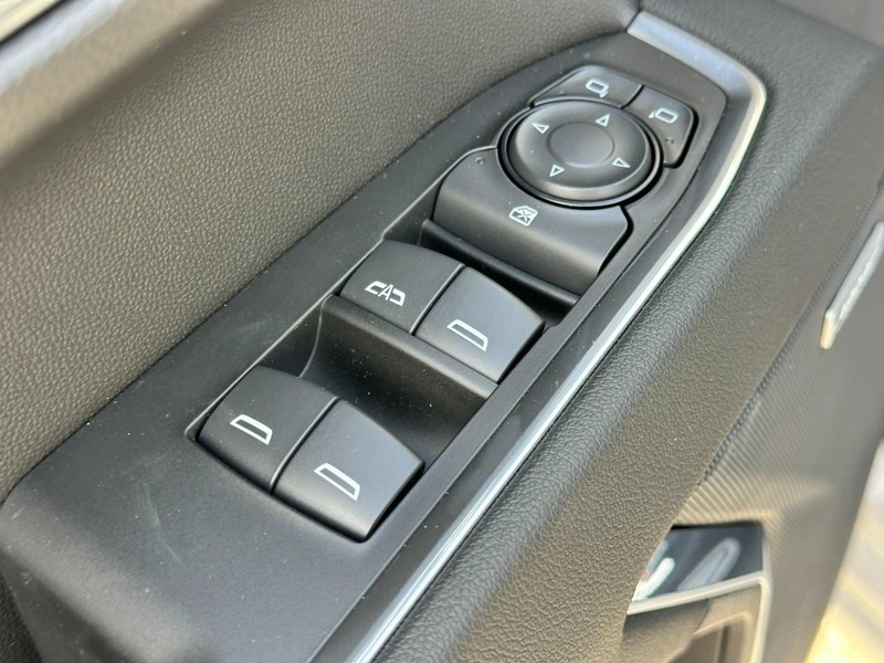 Chevrolet Silverado 1500 Vehicle Full-screen Gallery Image 9