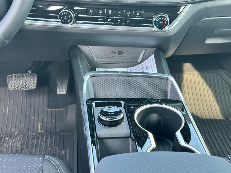 Chevrolet Equinox Vehicle Full-screen Gallery Image 8