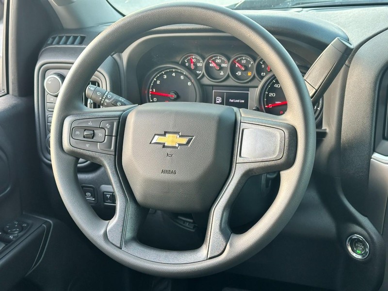Chevrolet Silverado 2500HD Vehicle Full-screen Gallery Image 6