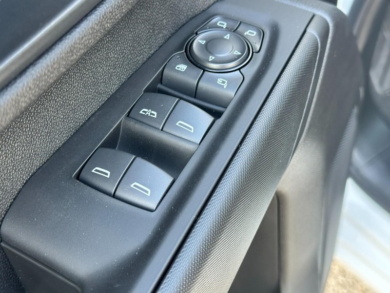 Chevrolet Silverado 2500HD Vehicle Full-screen Gallery Image 9