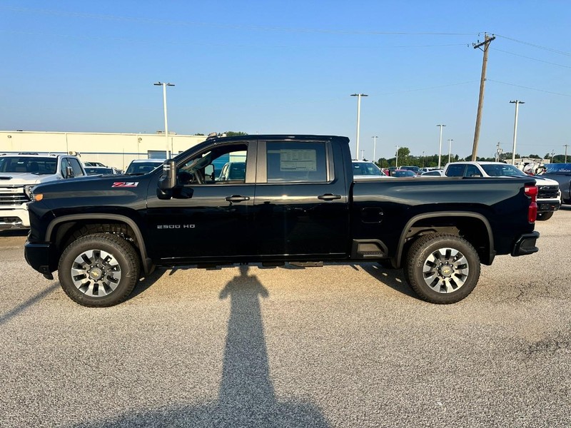 Chevrolet Silverado 2500HD Vehicle Full-screen Gallery Image 2