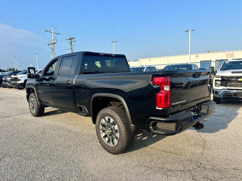Chevrolet Silverado 2500HD Vehicle Full-screen Gallery Image 3