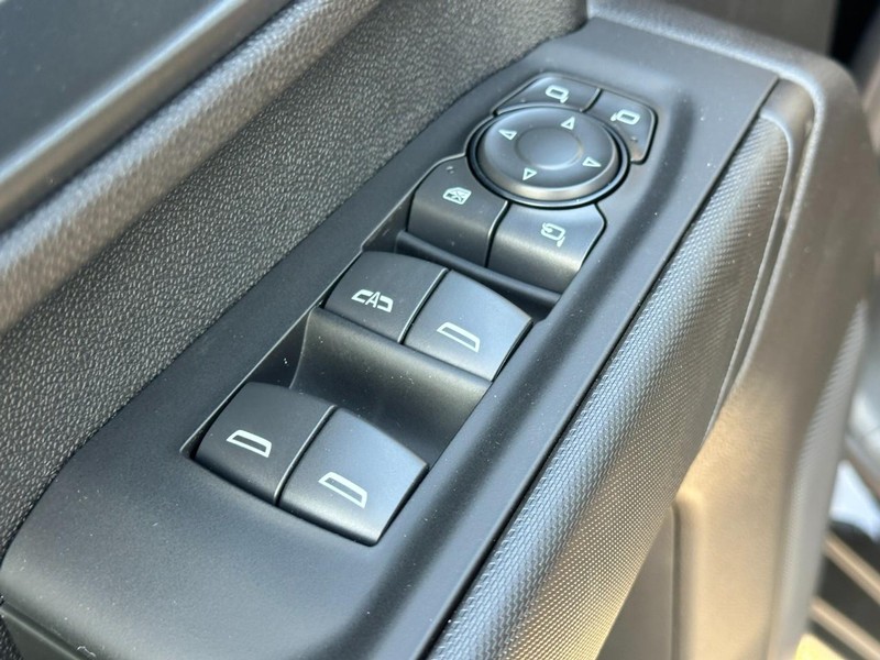 Chevrolet Silverado 2500HD Vehicle Full-screen Gallery Image 9