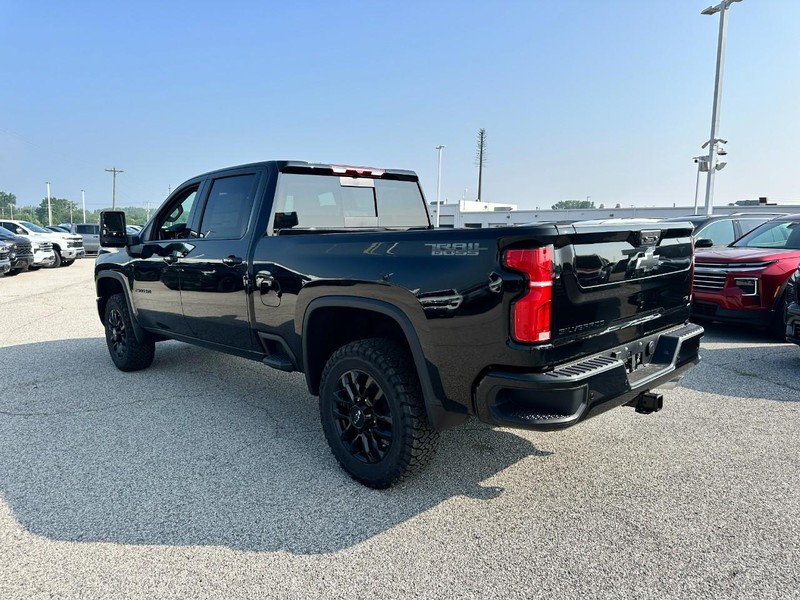 Chevrolet Silverado 2500HD Vehicle Full-screen Gallery Image 3